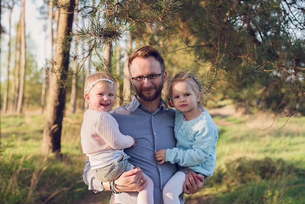 Sesja rodzinna w plenerze pod Warszawą Konstancin Piaseczno Komorów radosna emocjonalna fotografia