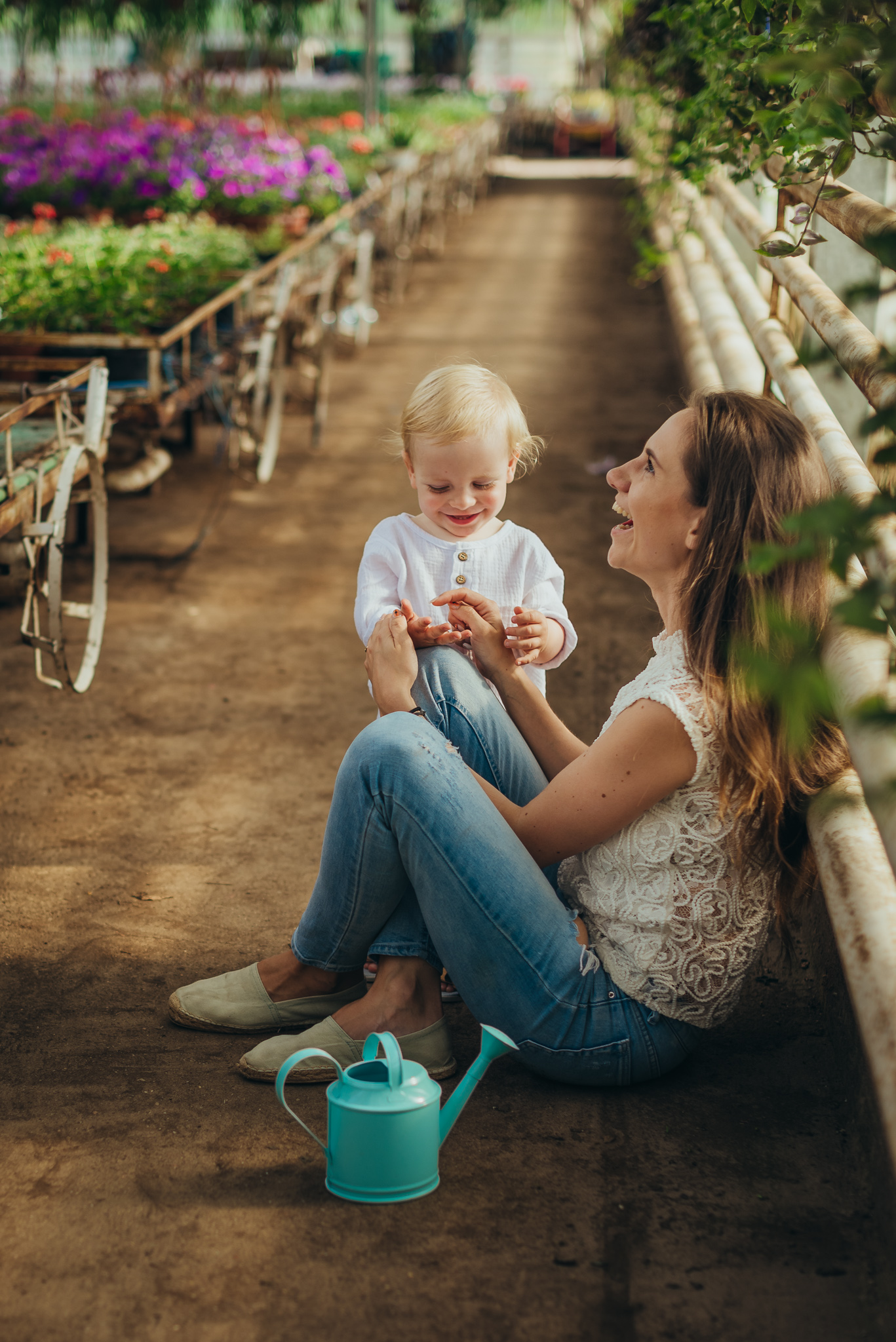 sesja-rodzinna-w-szklarni-warszawa-fotograf-mama-z-synkiem-naturalna-fotografia-dziecieca-lifestyle