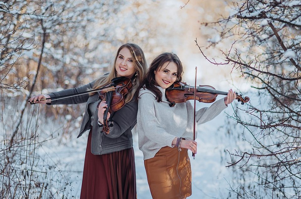Zimowa sesja portretowa ze skrzypcami