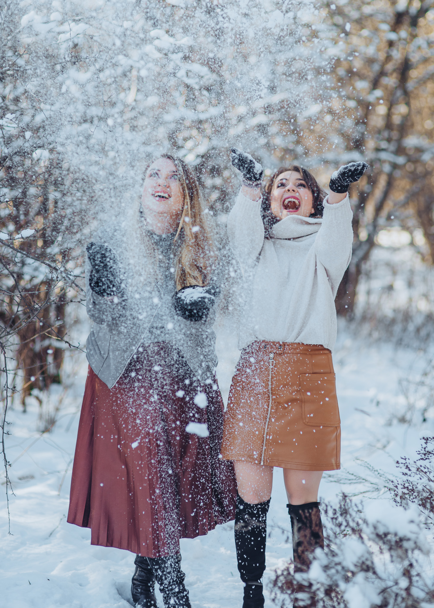 zimowa radosna sesja przyjaciółek w plenerze w śniegu warszawa piaseczno konstancin wilanow