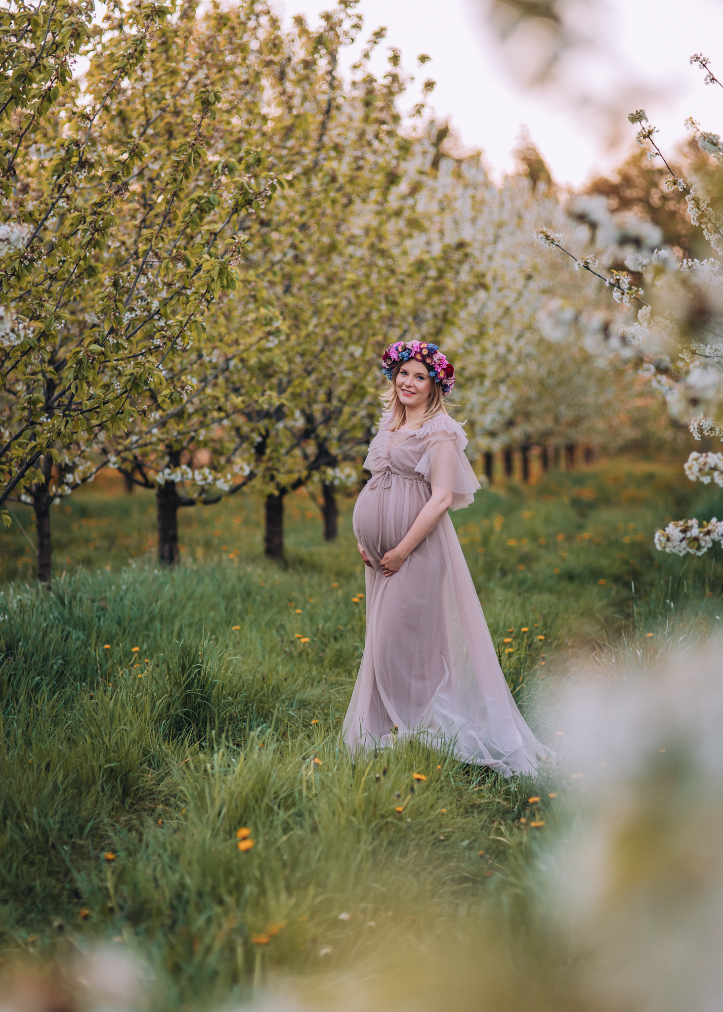 zdjęcia ciążowe w plenerze w kwitnącym sadzie warszawa tarczyn konstancin piaseczno
