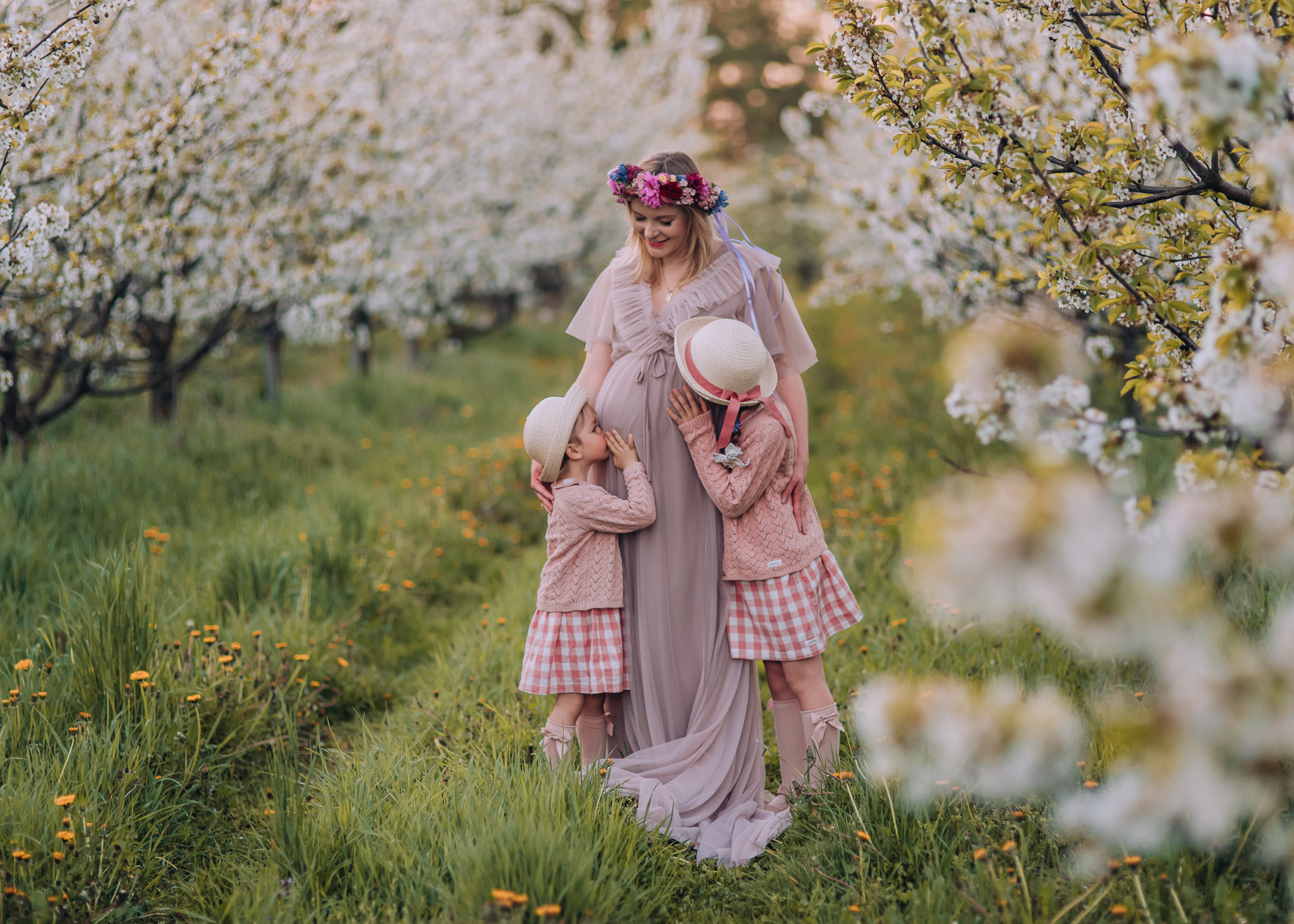 wiosenna sesja rodzinna i ciążowa w kwitnącym sadzie pod warszawa fotografia tarczyn konstancin wilanów piaseczno