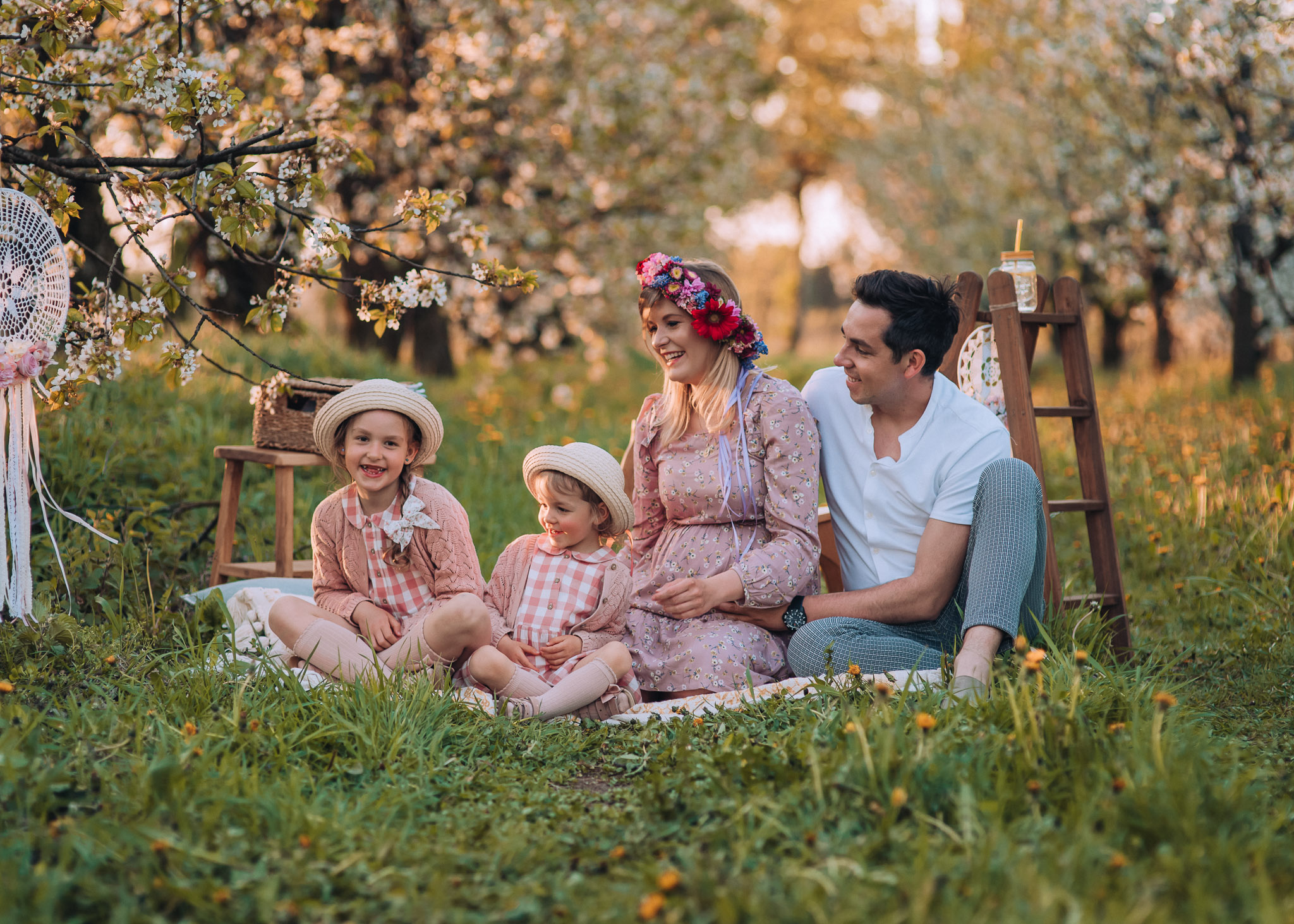 wiosenna sesja rodzinna i ciążowa w kwitnącym sadzie pod warszawą fotografia tarczyn