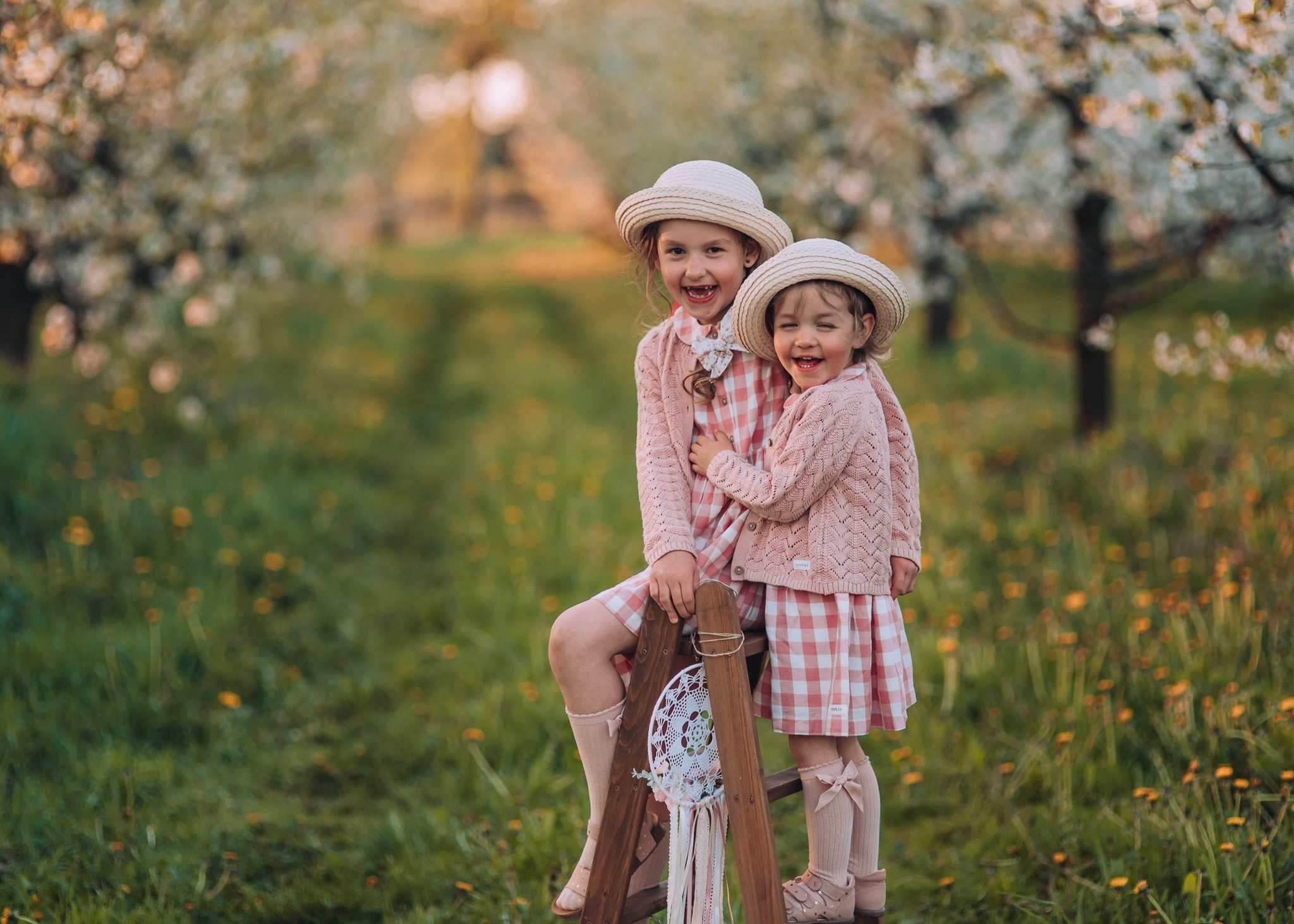 wiosenna sesja rodzinna i ciążowa w kwitnącym sadzie pod warszawą fotografia tarczyn
